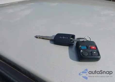 2005 Lincoln Town Car Signature Limited z USA, uszkodzony, nr VIN 1LNHM82W75Y624907